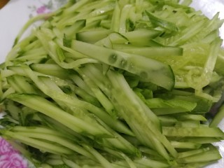 8、家常冷面,黄瓜切丝。