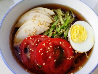 14、家常冷面,撒上适量白芝麻。