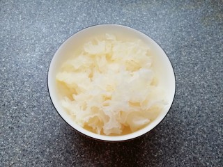 1、百变水果 苹果香橙银耳羹,干银耳提前一天泡发,20g干银耳泡了一大碗。