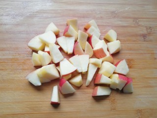 4、百变水果 苹果香橙银耳羹,苹果洗干净去核切成小块。