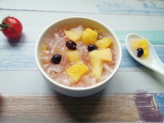 8、百变水果 苹果香橙银耳羹,香甜的水果银耳羹煮好了。