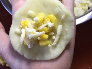 7、中式点心+土豆饼,准备20克大小的土豆泥搓圆在压平将玉米粒芝士碎放中间