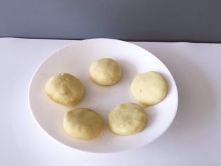 9、中式点心+土豆饼,将所有的都搓好摆盘里