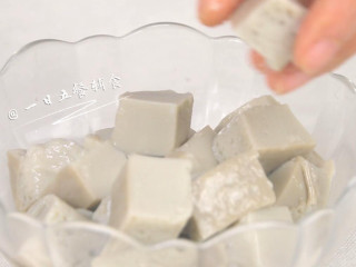 4、鸡蛋豆腐鲜虾羹, 出锅~~~ 看得见的嫩。切块，放置一旁晾凉。