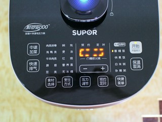 6、排骨土豆焖饭,然后我们盖上锅盖，记得把开合按钮，旋转至关闭的那一边，接着我们选择香糯饭功能，然后在按开始键就可以了。