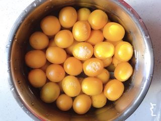 1、金桔柠檬膏,金桔和柠檬都用盐洗净表面