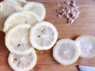 3、金桔柠檬膏,柠檬切片，去籽