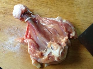 3、照烧鸡腿饭,再竖着划一刀,露出骨头后就可以将鸡肉扒开