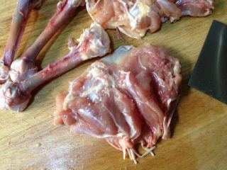 4、照烧鸡腿饭,用手顺势往下扒,遇到有筋的地方,可以用刀来切割开,直到骨头彻底脱离即可