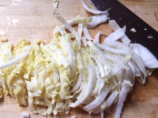 5、三丝炒面,娃娃菜切丝。