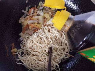 10、三丝炒面,等菜差不多熟了的时候，把面条倒入，再放入生抽。