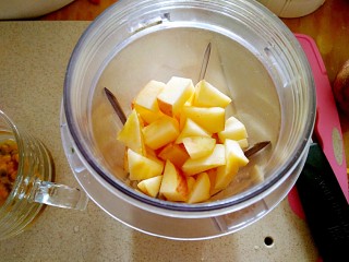 4、百香果苹果汁（排毒养颜）,放榨汁杯中