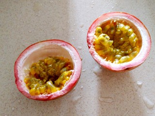 7、百香果苹果汁（排毒养颜）,从中间切开