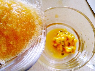 11、百香果苹果汁（排毒养颜）,把果汁过滤好了再倒入杯子里