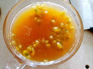 12、百香果苹果汁（排毒养颜）,最后一半的百香果肉汁加入果汁中，ok了！味道好极了！