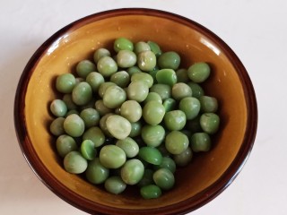 4、耳光炒饭,煮好后捞出沥干水分，装碗中备用