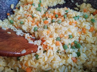 16、耳光炒饭,倒入胡萝卜、豌豆，再炒半分钟