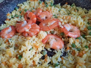 17、耳光炒饭,最后倒入大虾，放入一点盐，翻炒均匀。口味重的可以再加一点十三香出味