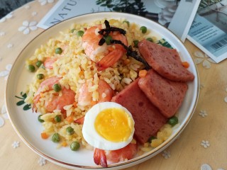 18、耳光炒饭,把炒饭盛入盘中，放上半个煮好的鸡蛋和午餐肉