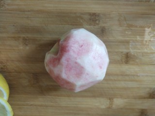 2、柠檬蜜桃养乐多—夏天的快乐,桃子去皮，柠檬切片