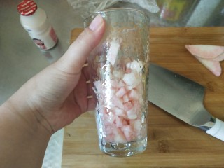 3、柠檬蜜桃养乐多—夏天的快乐,去皮的桃子切成小丁