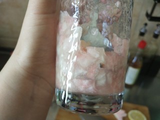 4、柠檬蜜桃养乐多—夏天的快乐,用勺子捣出桃汁