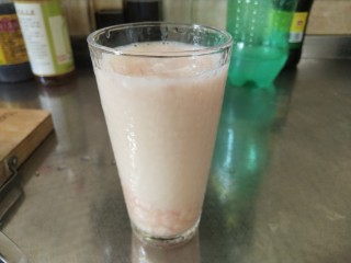 6、柠檬蜜桃养乐多—夏天的快乐,再倒入雪碧或者其他气泡水