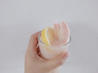 7、柠檬蜜桃养乐多—夏天的快乐,摆上柠檬和桃子一杯不输外面果饮店的桃子养乐多就完成啦
