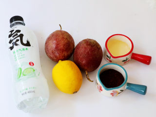 1、百香果柠檬气泡冰咖啡,准备好材料