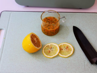 4、百香果柠檬气泡冰咖啡,百香果对半切开挖出果肉，柠檬外皮用盐搓洗干净再切成薄片备用