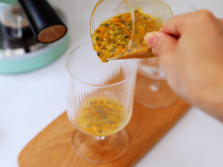 5、百香果柠檬气泡冰咖啡,杯中加入百香果