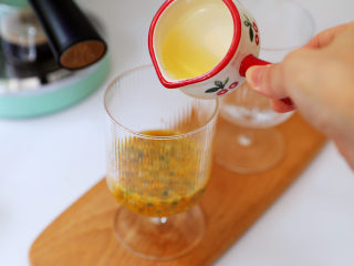 6、百香果柠檬气泡冰咖啡,加入蜂蜜
