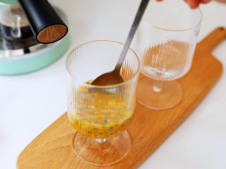 7、百香果柠檬气泡冰咖啡,搅拌均匀