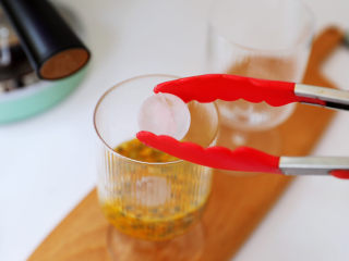 8、百香果柠檬气泡冰咖啡,加入冰块