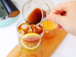 11、百香果柠檬气泡冰咖啡,加入咖啡