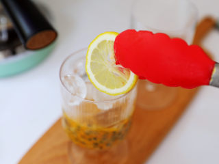 9、百香果柠檬气泡冰咖啡,加入柠檬片