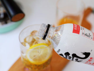 10、百香果柠檬气泡冰咖啡,加入气泡水