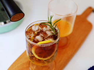 12、百香果柠檬气泡冰咖啡,插入迷迭香即可