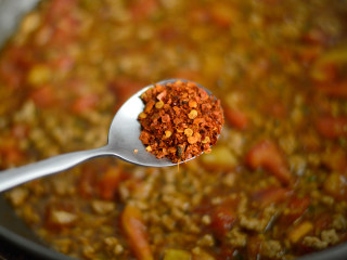 5、茄汁酸辣土豆片,再调入一勺辣椒面