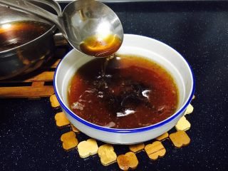 5、酱牛肉面,将汤头盛到碗里并按照自己的口味调味。