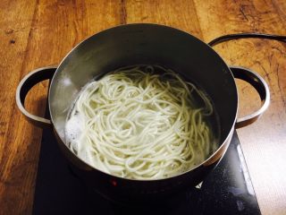 6、酱牛肉面,锅里放水，大火煮开，放入面条，煮至沸腾关火，盖上锅盖焖4分钟。