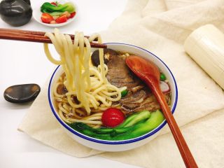 10、酱牛肉面,面条吸足了汤汁，香香哒。