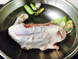 12、酱牛肉面,锅里放大量的水，放入牛腱子，放几片姜和大葱，焯水。