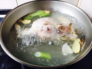 13、酱牛肉面,水开后煮约5分钟，撇去浮末，留汤，捞出牛腱子。
