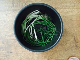 14、酱牛肉面,锅里放250g的小香葱