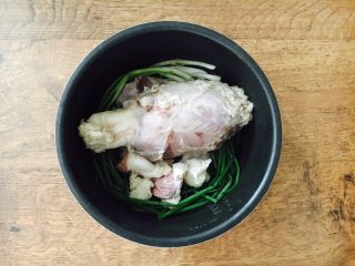 15、酱牛肉面,放入焯过水的牛腱子