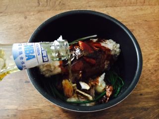 21、酱牛肉面,倒入一瓶啤酒和步骤16留下的焯牛腱子的汤，汤的量与牛腱子齐平。