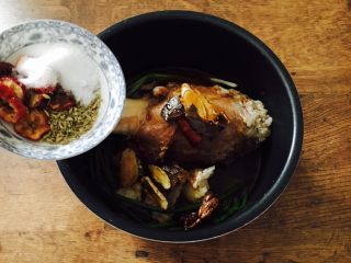 22、酱牛肉面,放入适量的小茴、少许红曲米、5片山楂、1个草果、1块桂皮、4粒丁香、10粒花椒和3勺盐。