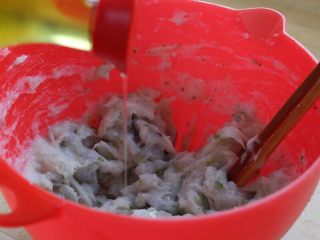 4、水晶虾饺,7.最后加点葱油或香油，约10-15克。