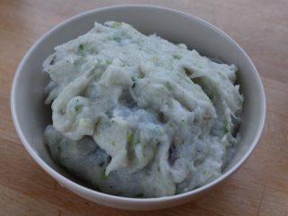 5、水晶虾饺,8.这就是调好的馅料非常的有粘性，又滋润，这样最后的口感是滑嫩弹Q。